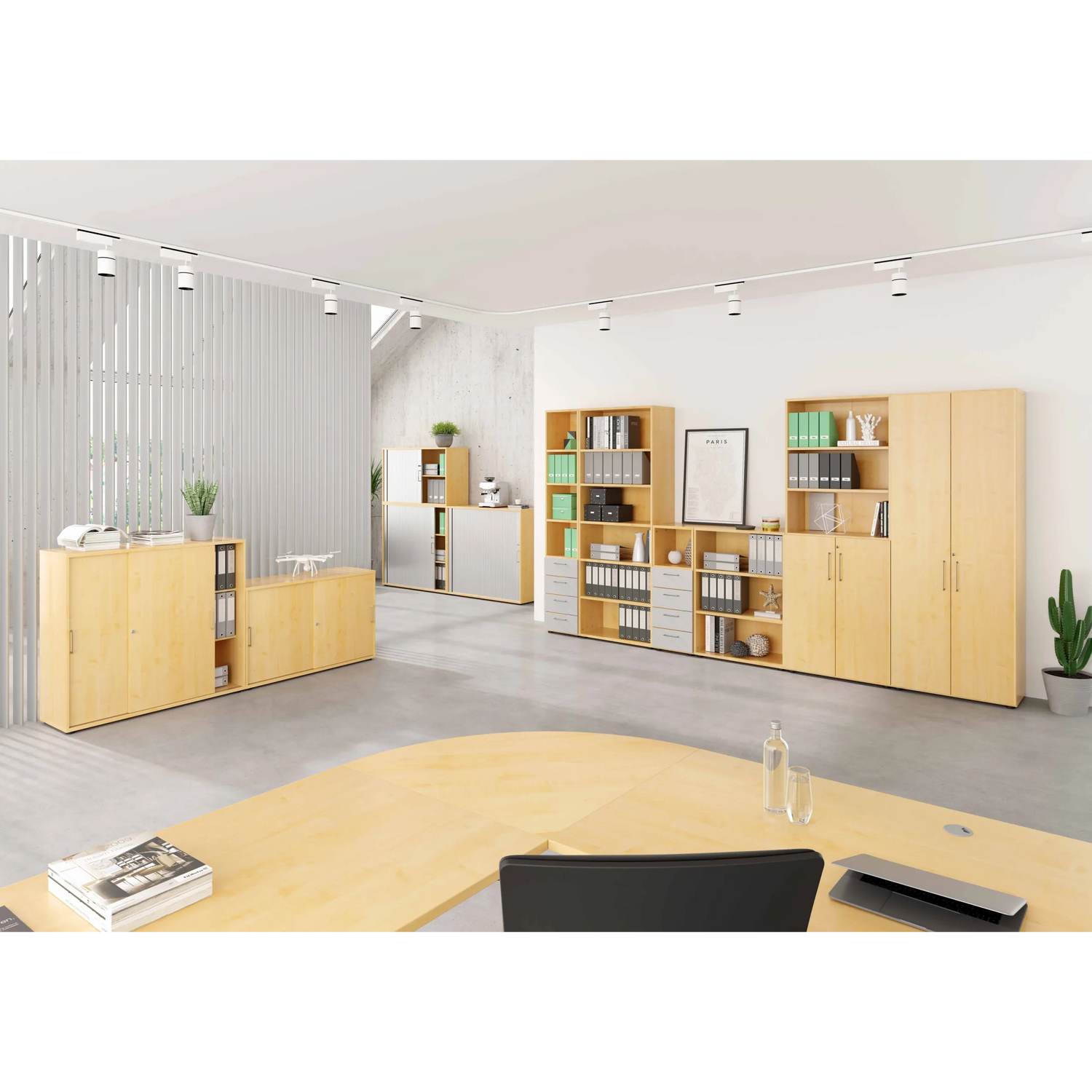 Schrank mit Türen BETA 9 in Ahorn-Optik in einem hellen Büroraum von hjh OFFICE PRO