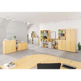 Schrank mit Türen BETA 9 in Ahorn-Optik in einem hellen Büroraum von hjh OFFICE PRO