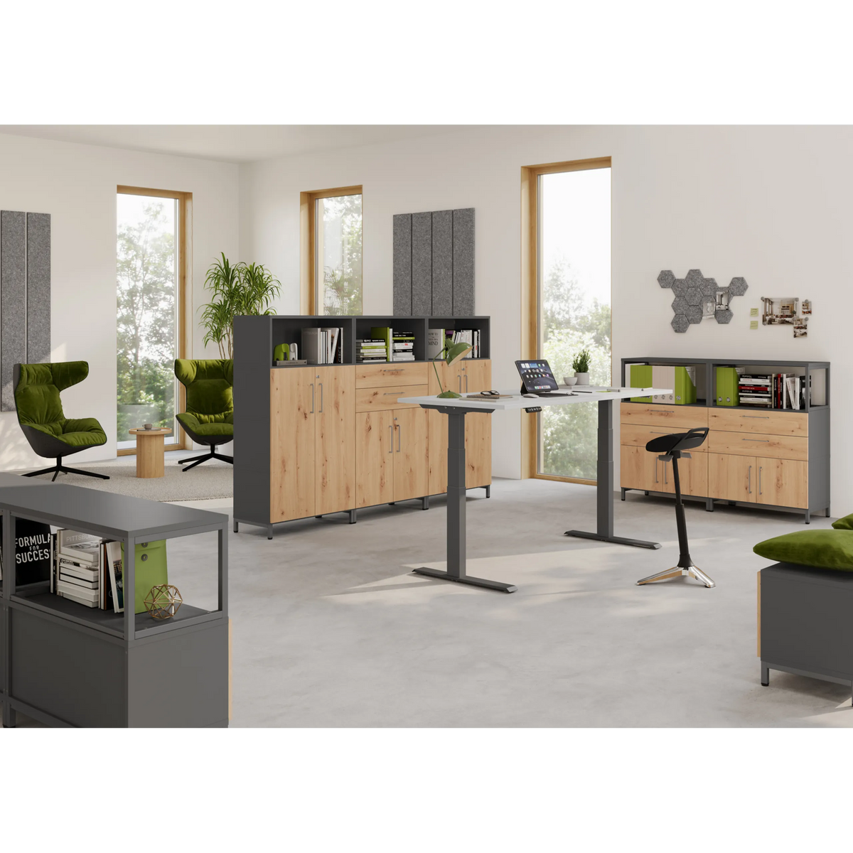 Seitenschrank der Serie FlexWall mit Korpus in Graphit und Fronten in Holzoptik von hjh OFFICE PRO