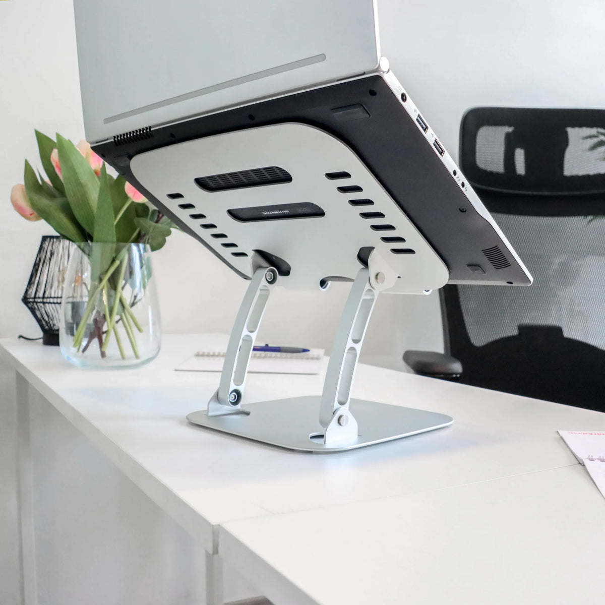 Silberner Standfuß der Laptopunterlage LAPTOP STAND von hjh OFFICE