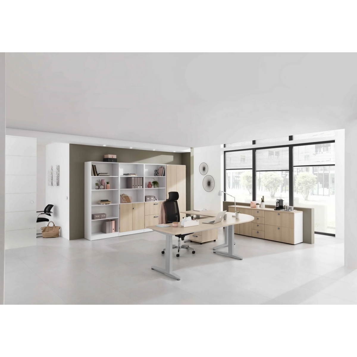 Höhenverstellbarer Schreibtisch XTRA XB 8 SS in Asteiche mit passendem Regal und Sideboard von hjh OFFICE PRO