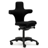 High-End-Bürostuhl PICASSO mit schwarzem Bezug und markanter Rückenlehnenform von Sitwell Steifensand