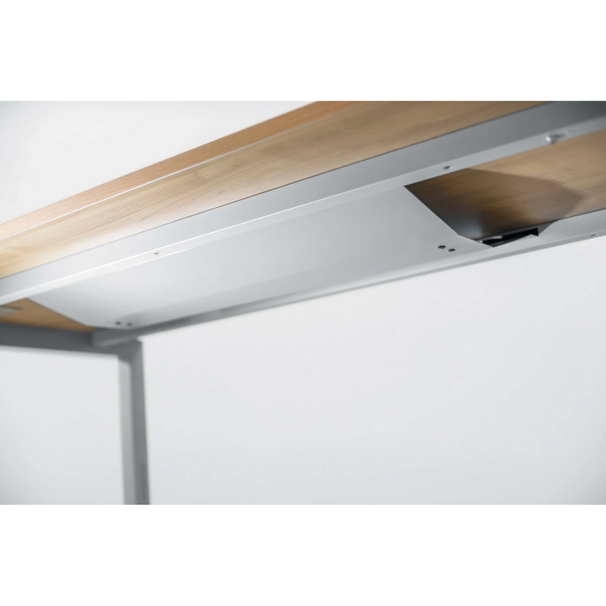 Horizontaler Kabelkanal RKW S in silberner Farbe unter einer Holzplatte von hjh OFFICE PRO